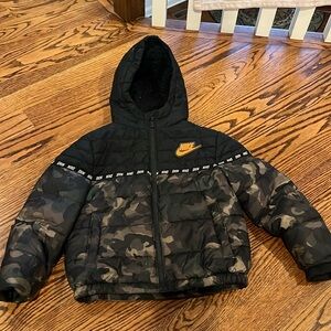 NWT nike boy’s windrunner jacket in army camo